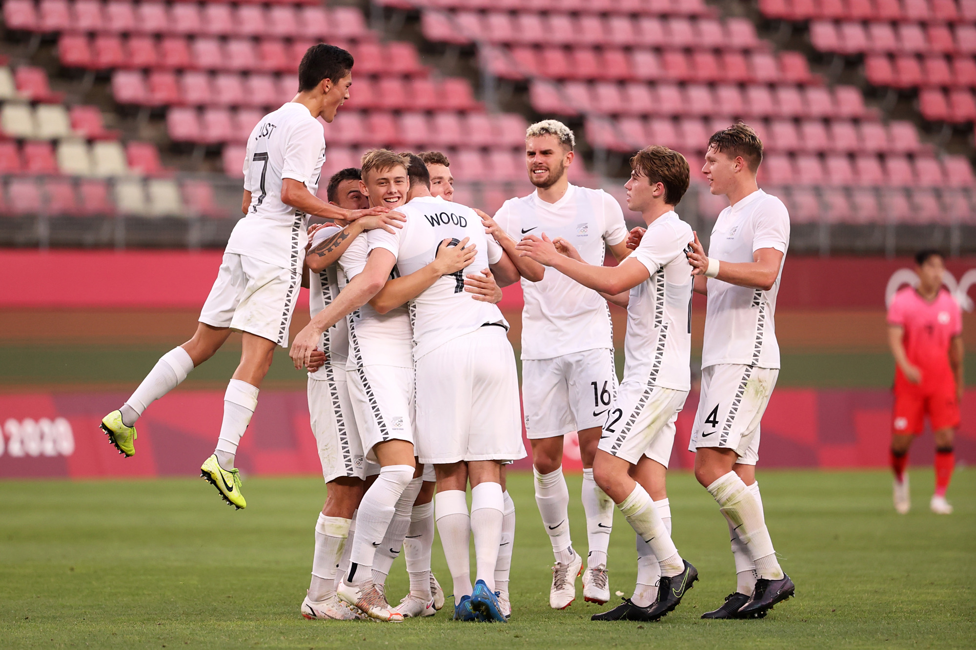 自行车赛场再起风云：泰山风暴队险胜洞庭烈马队，赛场气氛火爆经验成为胜负手的简单介绍