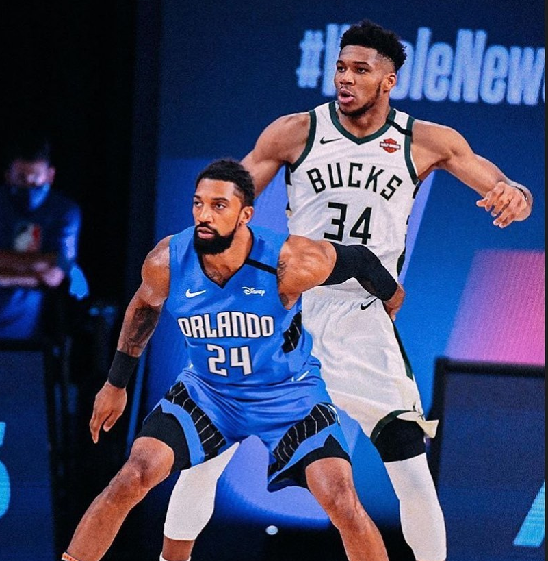 包含重返赛场首场状态出色，雄鹿观众沸腾！，Rookie重返赛场上演精彩一战的词条