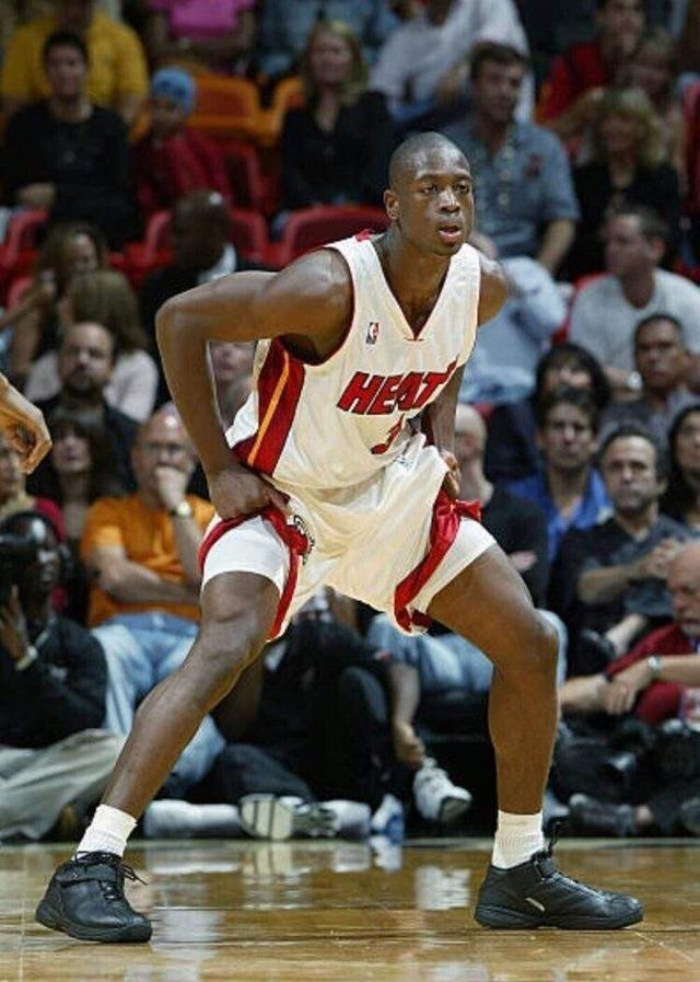 包含重返赛场首场状态出色，雄鹿观众沸腾！，Rookie重返赛场上演精彩一战的词条